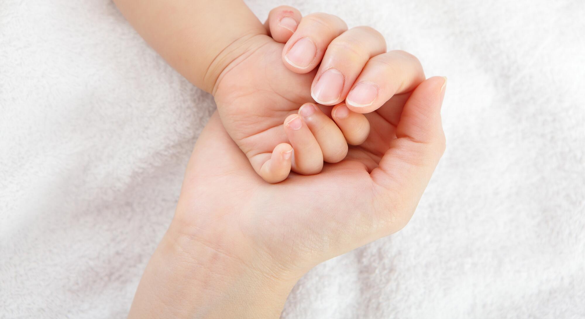 AD_BABY_ MOTHER-AND-BABY-HANDS_LARGE_2021